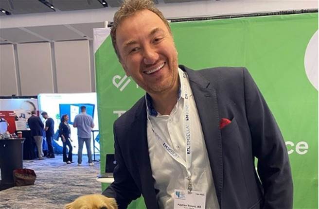 名医佩曼西蒙尼，在被隐匿的情况下帮确诊者动手术，最后染疫身亡。(翻摄自simoniplastic IG)