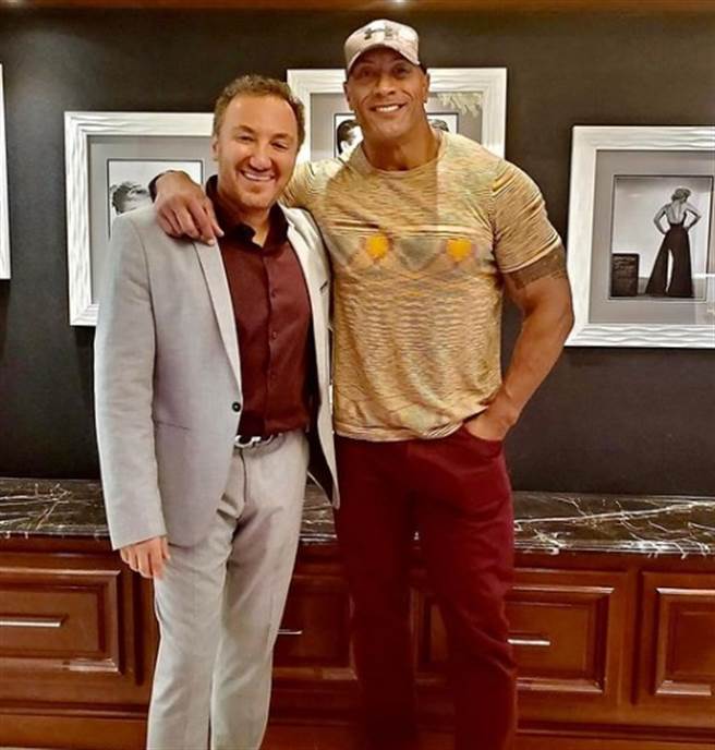 佩曼西蒙尼堪称好莱坞御用整形医师，跟巨石强森也是好友。(翻摄自simoniplastic IG)