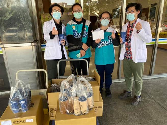 确诊医师及护理师曾到访过振宇五金行，而该五金行也因消毒作业停业两日，业者亲送5箱饮料给确诊医师的医院，希望能提振第一线医护人员士气。（图／翻摄自该医院粉专）