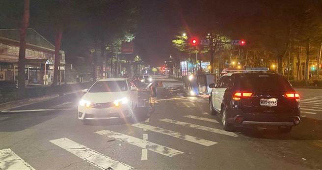 高雄凤山一场车祸造成运猪车翻覆，喷散满地的宰杀好的生猪肉。（图／民眾提供）