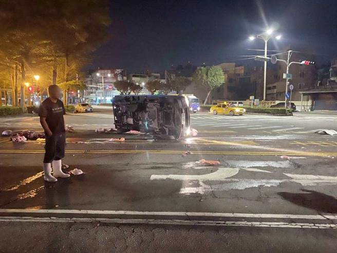 由于近来猪肉价格涨帐，运猪车被撞翻，价值不斐的猪肉全撒满地，驾驶看着满地的生猪肉，不舍又无奈。（图／民眾提供）