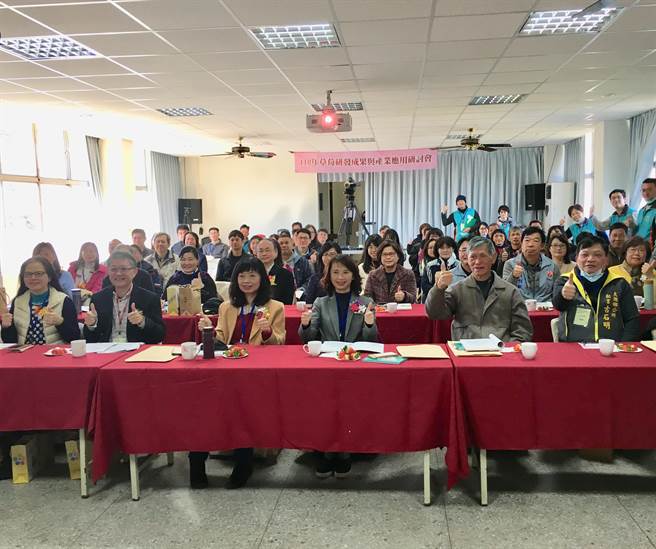 行政院农业委员会苗栗区农业改良场首度在草莓大湖产区，针对单一作物举办「2021年草莓研发成果与产业应用研讨会」。（巫静婷摄）