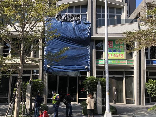 台中市南屯区龙富路一家当舖，3日凌晨遭歹徒开62枪，目前当舖歇业中。（陈世宗摄）