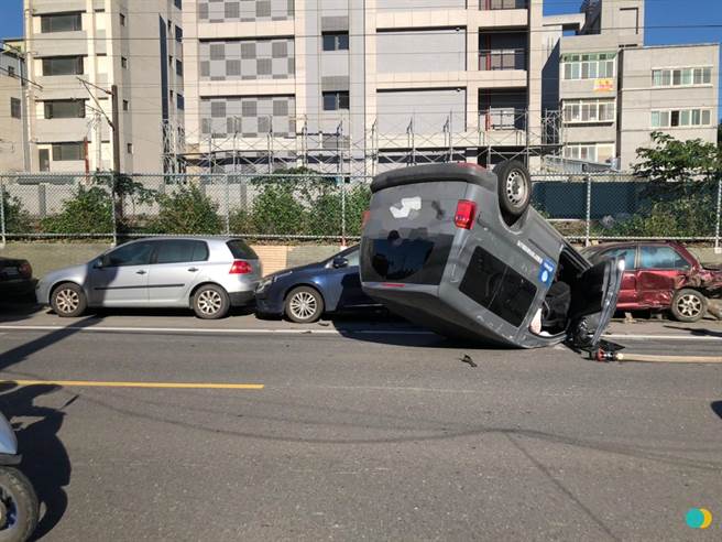 23歲吳姓駕駛今早駕車行駛在新北市鶯歌區中正二路時疑似因恍神，暴衝翻覆追撞路邊3輛轎車。（圖由三峽分局提供）