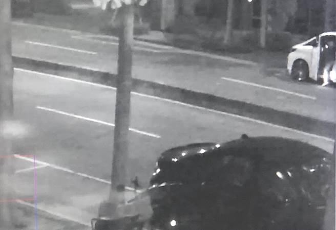 彭伟明当天凌晨约12时32分开着黑色BMW轿到当舖对街埋伏。（陈世宗翻摄）