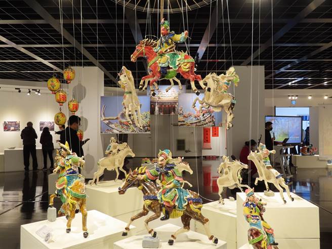 彰化县文化局办理「庙顶上的耀眼人生-陈篡地回顾展」，即日起至1月24日，在彰化县立美术馆五楼展示室展出。（吴敏菁摄）