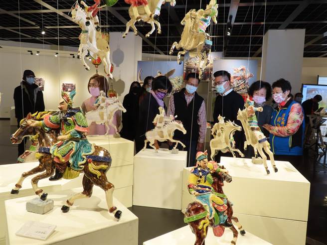 彰化县文化局办理「庙顶上的耀眼人生-陈篡地回顾展」，即日起至1月24日，在彰化县立美术馆五楼展示室展出。（吴敏菁摄）