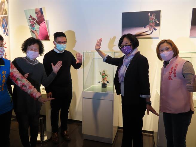彰化县文化局办理「庙顶上的耀眼人生-陈篡地回顾展」，即日起至1月24日，在彰化县立美术馆五楼展示室展出。（吴敏菁摄）
