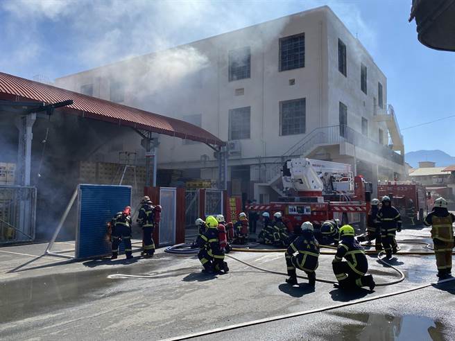 南投消防局14日执行铁卷门破坏、双节梯救助、云梯车人命救援及消防水线射水灭火等抢救演习，过程明快精实。（黄立杰摄）