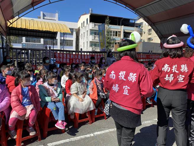演练过程，南投县防火宣导队针对到场参观的未满12岁学童进行防火宣导，让学童防火概念从小扎根。 （黄立杰摄）