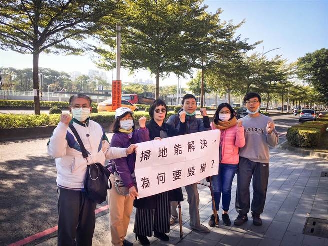 森林城市协会14日上午率民眾抗议高市府养工处，要将翠华路安全岛152棵小叶榄仁移除改为茄冬。（森林城市协会提供／袁庭尧高雄传真）