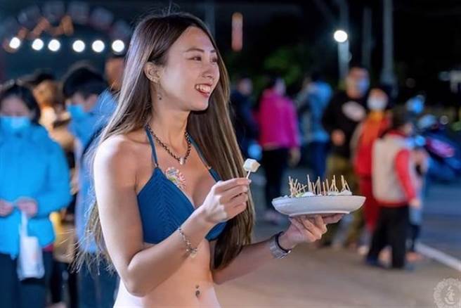 一名名為果凍的比基尼辣妹，頂著9度低溫賣芭樂。（圖／翻攝自IG）