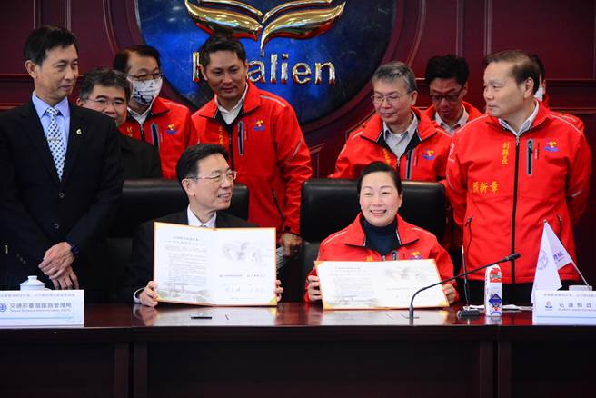 台铁局今在花莲县政府举行「洄澜双城开发计画」合作备忘录签署，将针对花莲站周边进行开发规划。（王志伟摄）