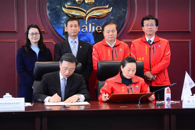台铁局长张政源（左）带领相关主管到花莲县政府，与花莲县长徐榛蔚（右）签署合作开发备忘录，透过都市更新条例、促进民间参与公共建设法，及铁路法等相关规定进行都市计画变更开发。（王志伟摄）