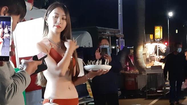 一名身穿比基尼的辣妹在寒風中賣芭樂，引起不少圍觀民眾。（圖／翻攝自爆廢1公社）
