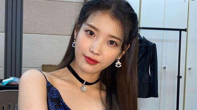 IU於13日的《GAON CHART》頒獎典禮上獲得大獎並在IG上曬出照片感謝粉絲。（圖／IG@dlwlrma）