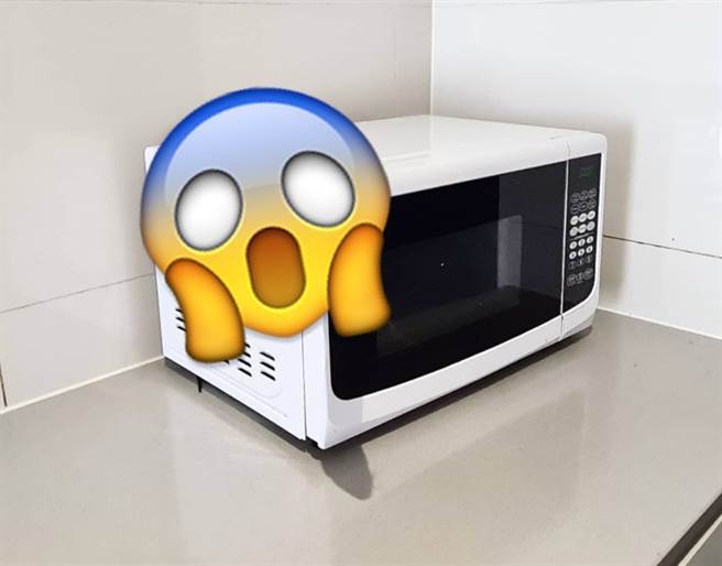 微波爐有蛇！一名員工在公司茶水間遇到蛇，讓他當場嚇傻。(圖/截自臉書 The Snake Hunter)