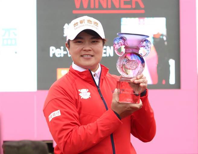 （台新银行赞助的旅美高球女将钱佩芸，1月于日立慈善杯女子高尔夫菁英赛勇夺冠军，并打破赛史纪录。图／台新银行提供）
