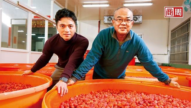 泰泉二代吴福泉（右）与三代杨依隆（左）携手，在食安风暴看见商机，转型以无添加果乾敲开各通路大门，成包装果乾市占第一。(图/骆裕隆摄)