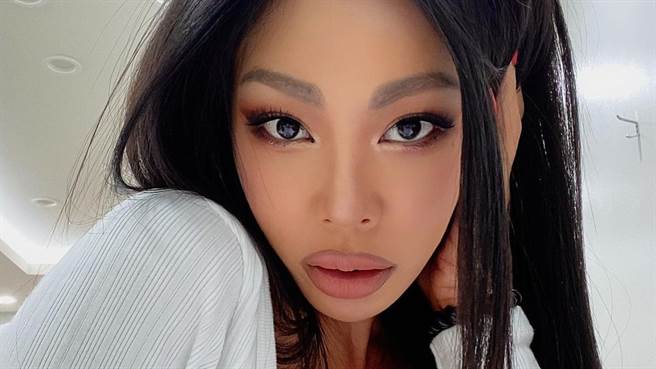 Jessi在IG上晒出工作侧拍辣照吸引目光。（图／IG@jessicah_o）