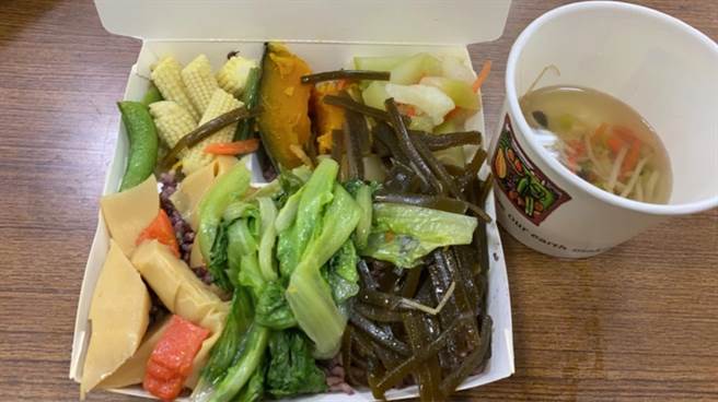 網友PO出他買的6菜1湯便當，看起來相當豐盛。(圖/截自PTT)