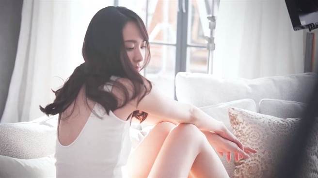 新垣结衣小背心搭短裤秀美背。(图／翻摄自YouTube)