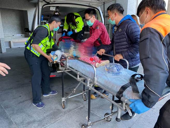 未滿2歲林姓女童疑似在自家門口，遭鄰居車輛輾過，當場吐血命危送醫急救。 （民眾提供／王志偉花蓮傳真）