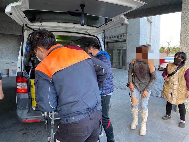 女童媽媽隨救護車到達醫院門口，相當著急哭喊，身體則明顯沾有大片血跡。（民眾提供／王志偉花蓮傳真）