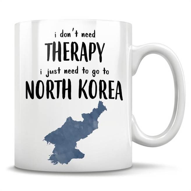 「不需治療、只要到北韓」馬克杯。(圖/翻攝自Etsy購物網站)