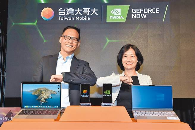 台湾大总经理林之晨（左）与NVIDIA全球副总裁暨台湾区总经理邱丽孟共同发表「GeForce NOW联盟Taiwan Mobile」云端游戏服务平台。（台湾大提供）
