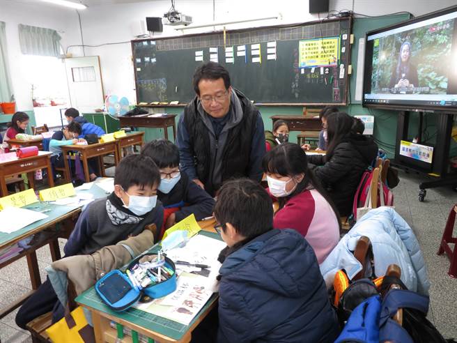 唐永安校长公开课主题为「登山背包的秘密」，以臺湾地区近期常见之登山客迷路新闻做为课程情境，引导学生透过新闻报导分组讨论。（教育局提供）