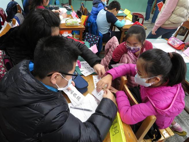 孩子们在讨论，到底登山背包中要带哨子重要还是要带巧克力重要。（教育局提供）