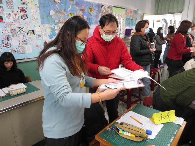 家长参与公开授课，认真观察记录孩子们学习状态。（教育局提供）