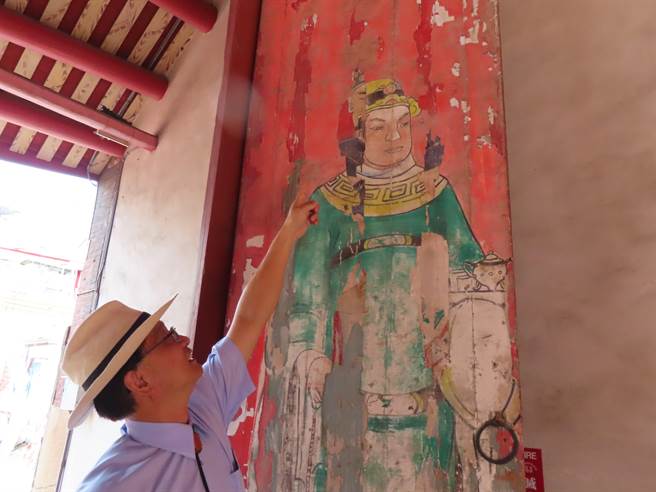 国定古蹟彰化圣王庙修復工程14日开工，门神的彩绘斑驳，意外发现共有3层，当是不同年代，一层层迭绘而上，如时代年轮，专家和地方对修復的方式有不一样看法，将另外再单独进行，不纳入这次整体修復之列。（吴敏菁摄）