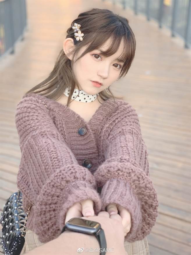 鯊魚SAME私下打扮純真又誘人。(取自鯊魚SAME微博)