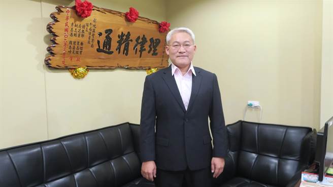 从检察官转任律师，怀抱着30年建筑梦的郑智文，今年即将取得土木工程硕士学歷，一步步朝盖出理想建案的梦想前进。（谢琼云摄）