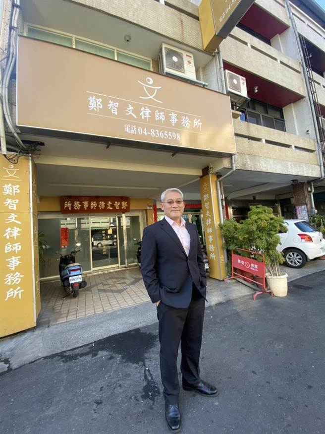 从检察官转任律师，怀抱着30年建筑梦的郑智文，今年即将取得土木工程硕士学歷，一步步朝盖出理想建案的梦想前进。（谢琼云摄）