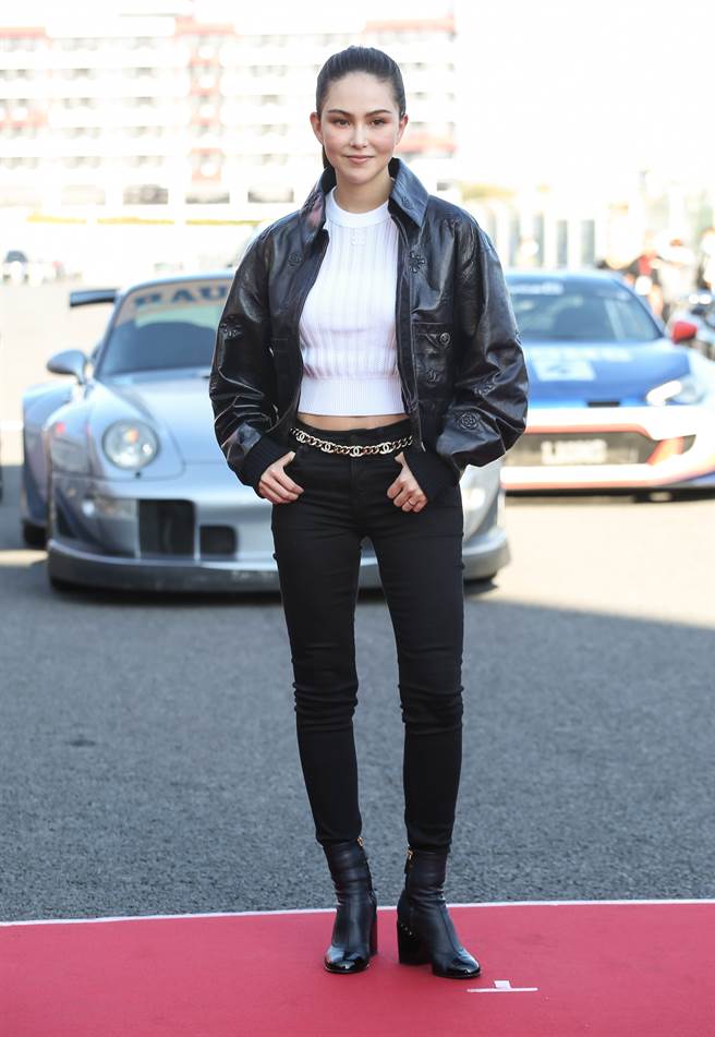 昆凌一身皮衣劲装现身。(陈俊吉摄)