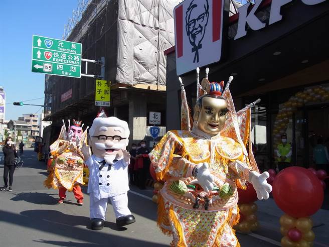 云林县北港朝天宫香火鼎盛，国际连锁餐饮店争相进驻抢商机。（张朝欣摄）