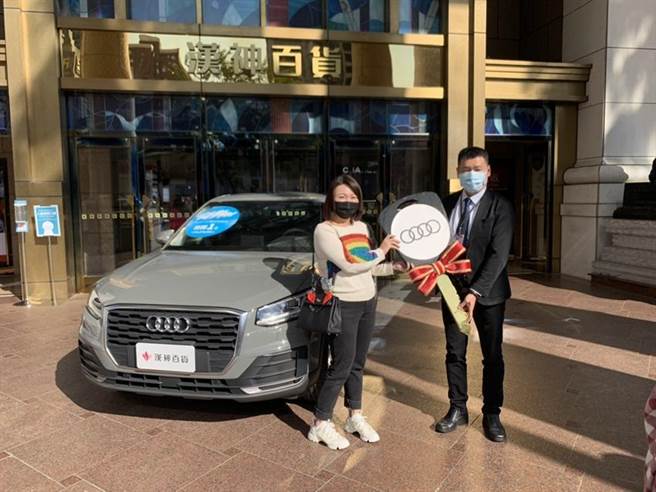 汉神百货举行赠车仪式，幸运得主是来自屏东的许小姐(左)。图／汉神百货提供