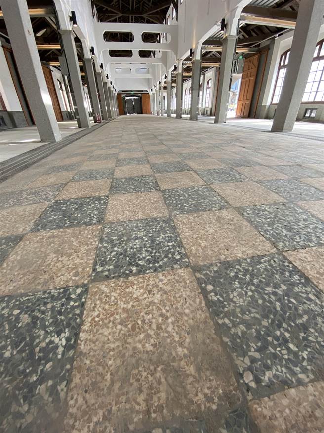 西市场中央栋地砖看得到岁月痕迹。(曹婷婷摄)