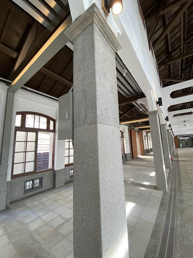 西市场中央栋柱子明显可见两截不同顏色，新旧年代并存。(曹婷婷摄)