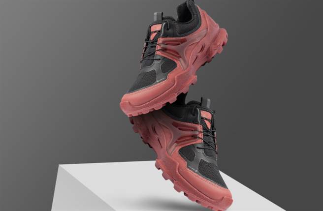 黑红撞色球鞋整体採用犛牛皮、犛牛皮结合织物的鞋面设计，柔韧且耐穿。（图／品牌提供）