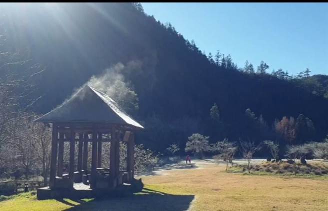 武陵农场的「望溪亭」出现大量白霜，就像是神仙住的地方般美丽。（武陵农场提供／陈淑娥台中传真）