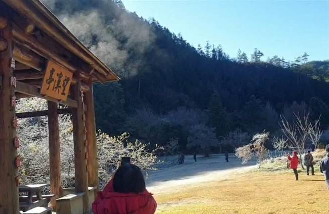 武陵农场的「望溪亭」出现大量白霜，就像是神仙住的地方般美丽。（武陵农场提供／陈淑娥台中传真）