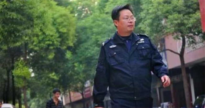 张晓勇顶着清大光环，却在社区担任小保全。（图／翻摄自搜狐新闻）