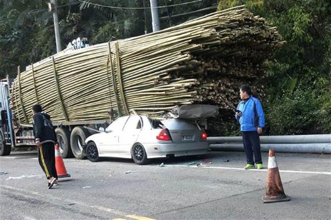 尖石竹60线发生死亡车祸，35岁男子开车撞载竹大货车，被竹子刺穿头部死亡。（翻摄网路／罗浚滨新竹传真）