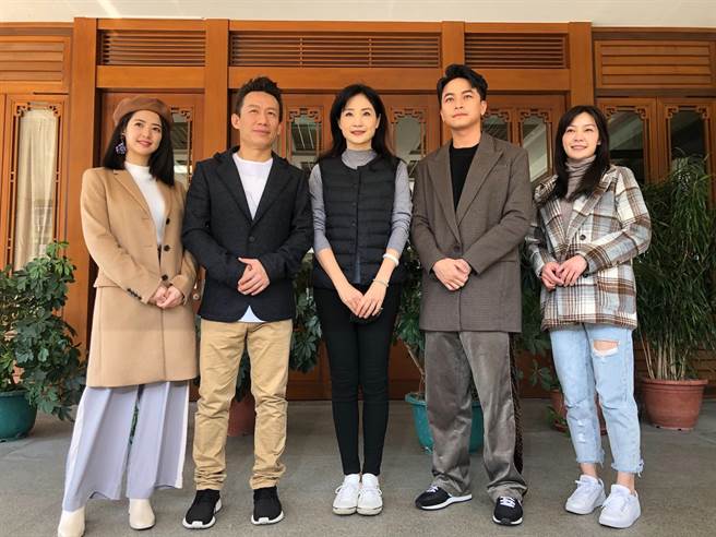 楊銘威、吳沛寧、方季惟、郭子乾、臧芮軒出席新戲記者會。（大愛電視台提供）