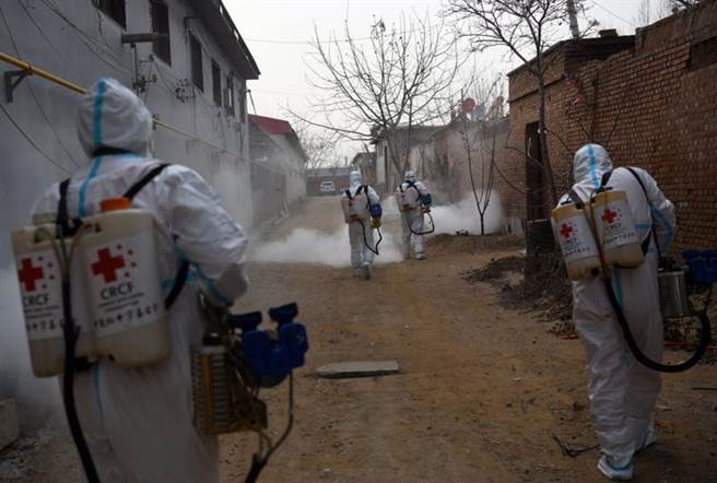 河北石家莊本次疫情反彈，確診病例快速增加，大陸紅十字基金會防疫志願服務隊在石家莊進行大規模消毒。（圖／新華社）
