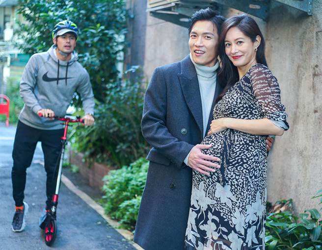 Janet（右起）與劇中老公黃尚禾受訪時，正牌老公George滑著滑板車來探班，畫面逗趣。（粘耿豪攝）